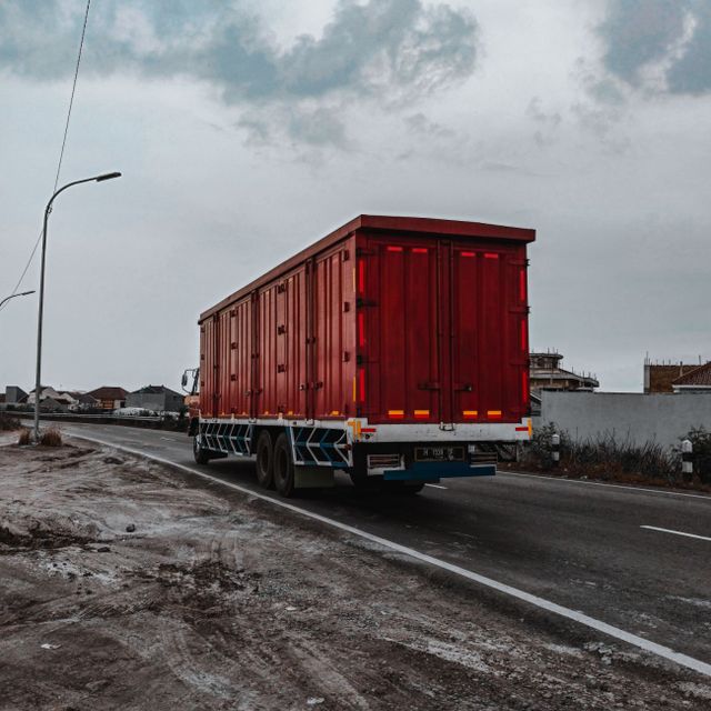 Lastebil med rød container
